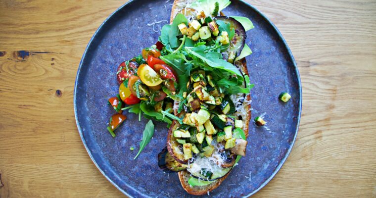 Toast | Hummus | Gebratenes mediterranes Gemüse